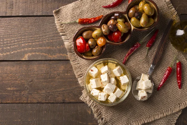 Feta-Käse mit Oliven — Stockfoto