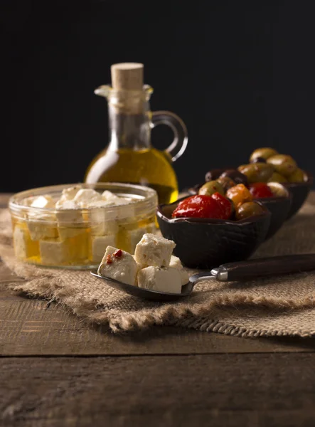 Queijo feta com azeitonas — Fotografia de Stock