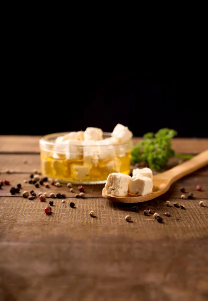 Queijo feta na mesa de madeira — Fotografia de Stock