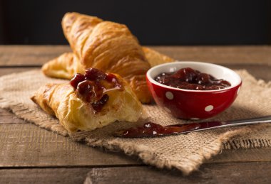 Kahvaltıda ev yapımı kruvasan