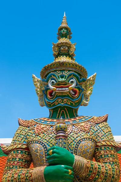 La statua gigante verde chiamata Ravana a Wat Phra Si Rattana Satsadaram, Wat Phra Kaew, Bangkok — Foto Stock