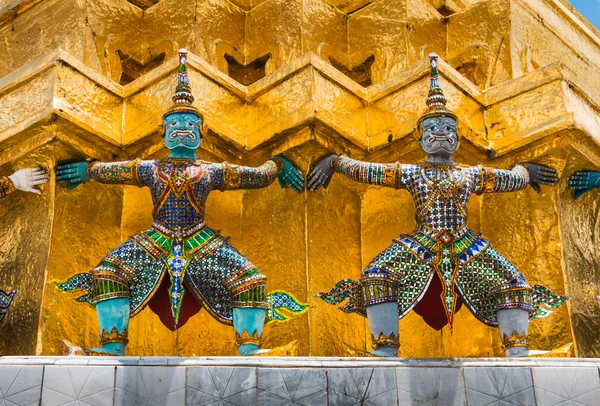 色彩缤纷的巨型雕像在 Wat Phra 寺拉丹那 Satsadaram (玉佛寺)，曼谷大金塔周围 图库照片