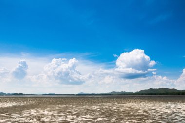 beyaz bulut ve mavi gökyüzü