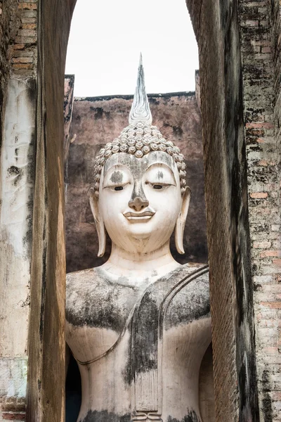 De grote boeddhistische standbeeld, Phra Ajana, op Wat Si Chum, Sukhothai — Stockfoto