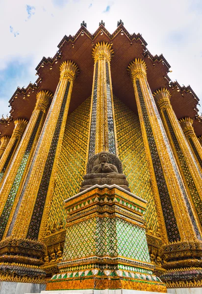 在 Wat Phra 寺拉丹那 Satsadaram (玉佛寺)，曼谷佛教雕像 — 图库照片