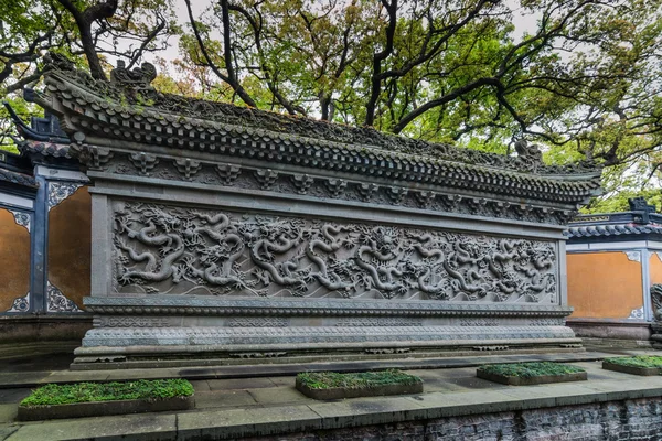 Neun-Drachen-Mauer am Fayu-Tempel in Mount Putuo Island, China — Stockfoto