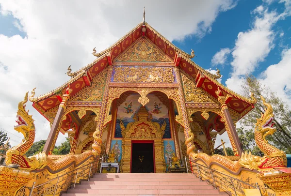 Igreja budista com design de arte do norte da Tailândia . — Fotografia de Stock
