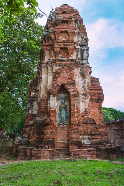 Statua del Buddha in piedi dentro pagoda rovinata a Ayuttha Historica — Foto Stock