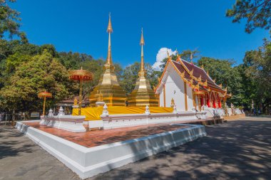 İki Yataklı golden pagoda Budist kilisede Wat Phra Thart önünde