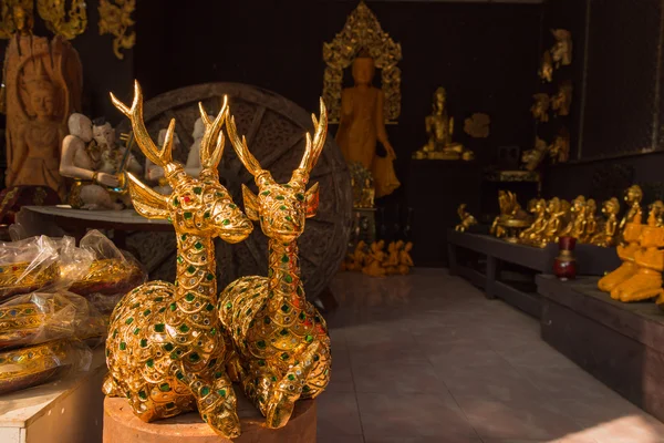 Verguld hout snijwerk herten beeldhouwkunst bij Thaise houten sculptuur shop — Stockfoto