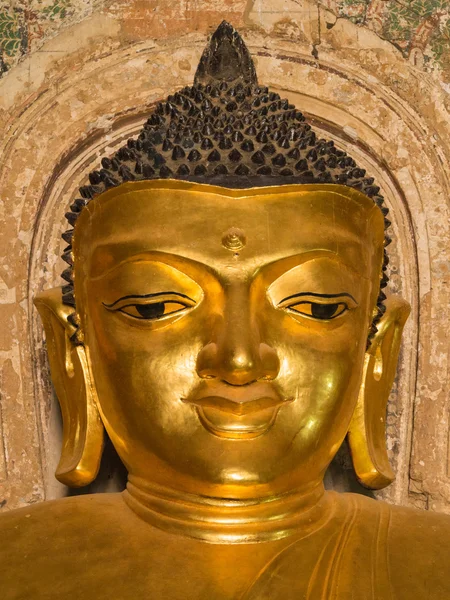 Glimlach gezicht van Boeddha beeld binnen Htilominlo pagode — Stockfoto