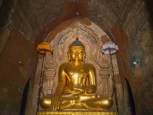 Gouden Boeddha beeld binnen Htilominlo pagode — Stockfoto