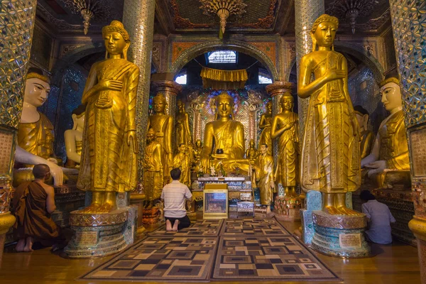Myanmarees man en monnik betuigen respect aan de Boeddha beeld — Stockfoto