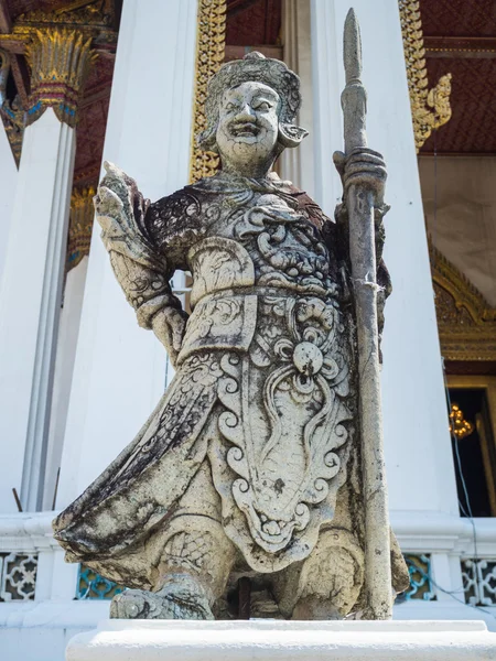 Cinese in piedi gigante scavato nella roccia in Wat Suthat Thep War — Foto Stock