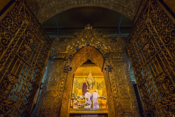 MANDALAY, MYANMAR, 23 de marzo de 2015: Ritual matutino de lavado de cara a Maha Myat Muni Buddha Image — Foto de Stock