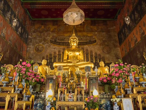 Das wichtigste Buddha-Bild in der Kirche von wat rakhangkhositraram, bangkok — Stockfoto