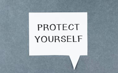 PROTECT kendin mesajı olan bir kartı kapat, yumuşak odaklı iş konsepti resmi