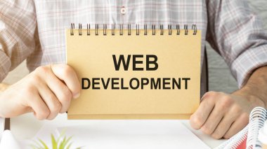 Not defteriyle ilgili Web Geliştirme metni iş adamında.