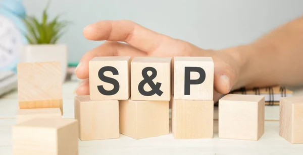 El zarları çeviriyor ve SP 500 endeksinin eğilimi değiştirdiğini sembolize eden bir okun yönünü değiştiriyor.