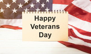 Gaziler Günü 'nde Amerikan bayrağıyla Mutlu Metinler