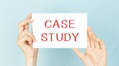 Bir adam tarafından gösterilen kartın üzerinde standart bir mesaj var.