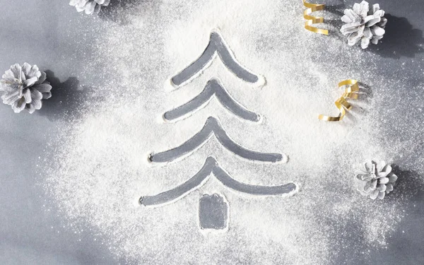 Árvore Natal Desenhada Farinha Que Espalhada Uma Mesa Madeira Conceito — Fotografia de Stock
