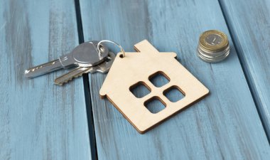 Evin anahtarı ahşap döşeme tahtalarında anahtarlık.