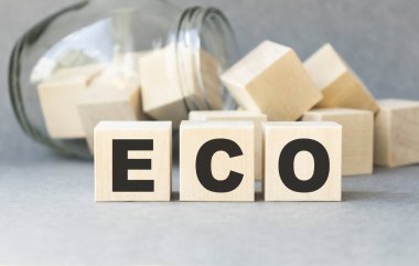 Masadaki tahta küplerin üzerinde eko kelime işareti