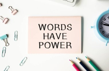 Sözcüklerin not defterinde güç metni ve kırmızı kalem vardır.