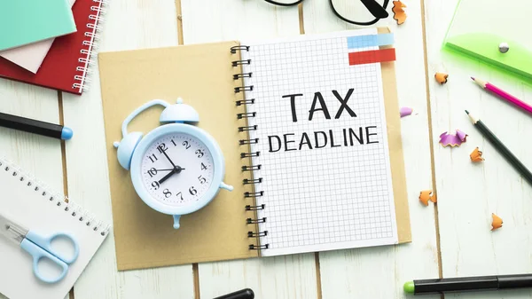 Calendario Con Despertador Texto Tax Deadline Sobre Fondo Blanco — Foto de Stock