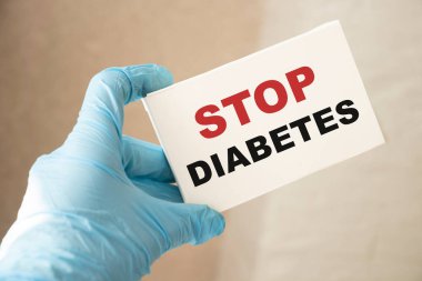 Dijital tableti elinde tutan Doktoru durdurun.