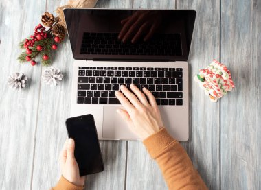 Yılbaşı reklamları için boş ekranlı bilgisayar ve telefon.