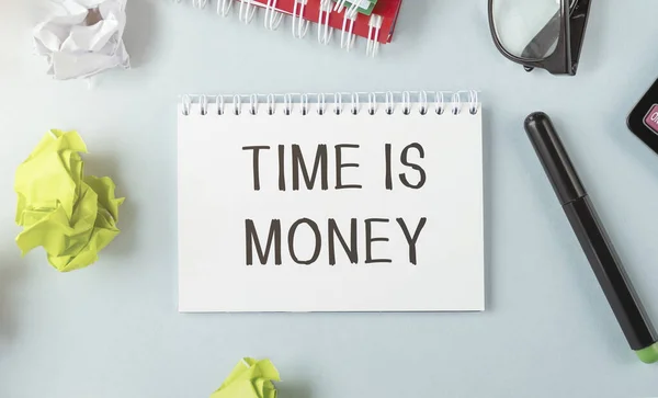 Tekst Time Money Concept Terzijde Geïsoleerd Houten Achtergrond — Stockfoto