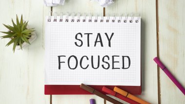 KALDI Adam El Defteri ve bilgisayar klavyesi gibi diğer ofis ekipmanları