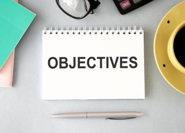 Tahta masadaki metin hedefli kağıt