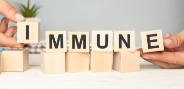 Işık arkaplanındaki küp üzerine IMMUNE metni