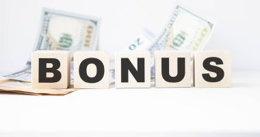 Tahta masa beyaz arka planda kelime küpü tahtası. Kavram bonusu herhangi bir maddi tazminattır..