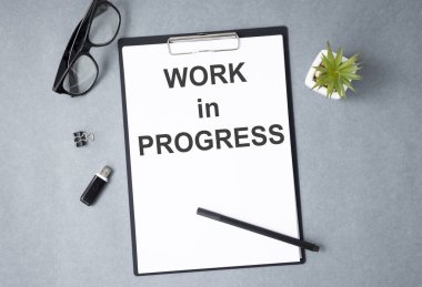 Kalemlerle birlikte bir deftere yazılmış işlem metninde çalış