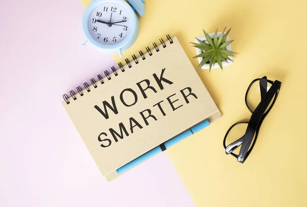 Блокноті Напис Work Smarter Офісному Столі — стокове фото