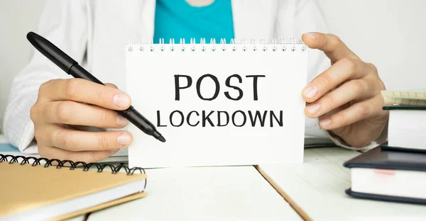 Post Lockdown Text Und Eine Hand Die Den Block Hinzufügt — Stockfoto