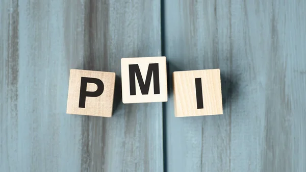 PMI - Tahta bloklardan kısaltma harfler, kısaltma PMI Özel İpotek Sigortası, Satın Alım Yöneticileri İndeksi konsepti, gri arkaplan