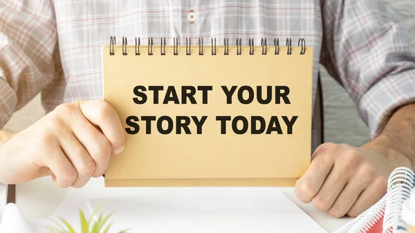 Uomo Che Mostra Carta Con Start Your Story Today Testo — Foto Stock