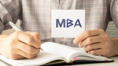 MBA mektupları, ya da işletme mastırı, bir adamın elinde tuttuğu kartta.