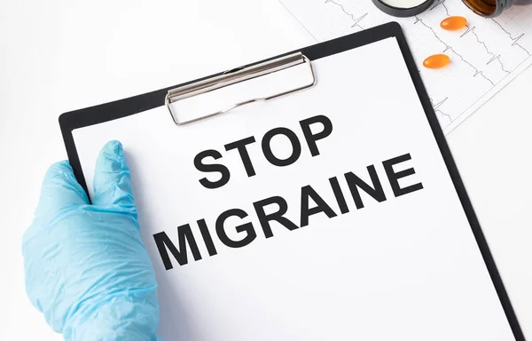 Doktor Držící Kartu Stop Migrénou Lékařský Koncept — Stock fotografie