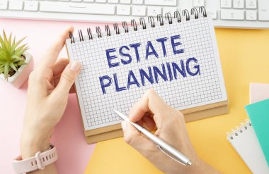 Adam sayfa üzerine yazılı emlak planlama metni ve masa üzerine sabit