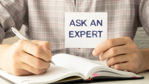 Affärsman Händer Hålla Kort Med Fråga Expert Text — Stockfoto