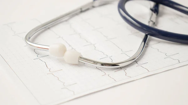 テーブルの上に聴診器と心血管系 医学的概念 — ストック写真