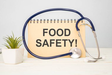 Mor arka planda sarı listeli steteskop var.