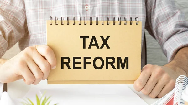 Adamının Elinde Tax Reform Yazılı Bir Kart Tutmasına Yakın Plan — Stok fotoğraf