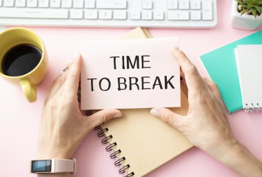 Kırılma zamanı, bir çiçeğin, bir günlüğün ve hesap makinesinin yanındaki iş yerindeki bir defterde yazılıdır. İş konsepti